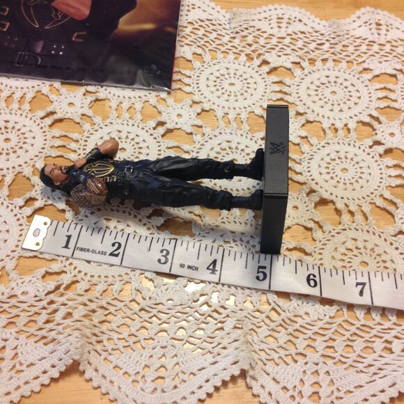 WWE Wrestling Roman Reigns action figure and collector's magazine - Picture 2 of 7